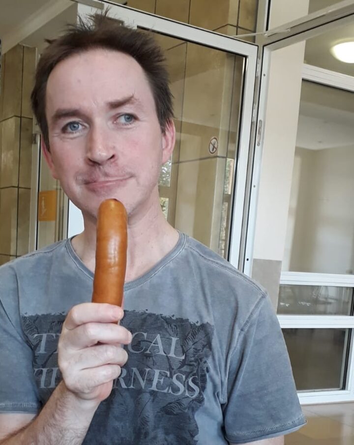 Zwiebel 007 hält eine Bockwurst