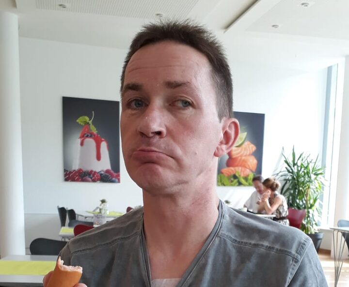 Zwiebel 007 mit skeptischem Blick