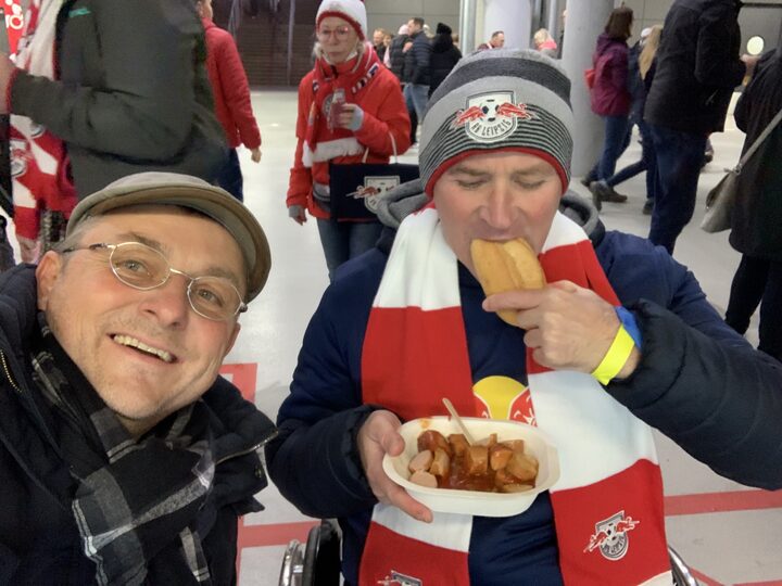 Zwiebel 007 isst im Stadion