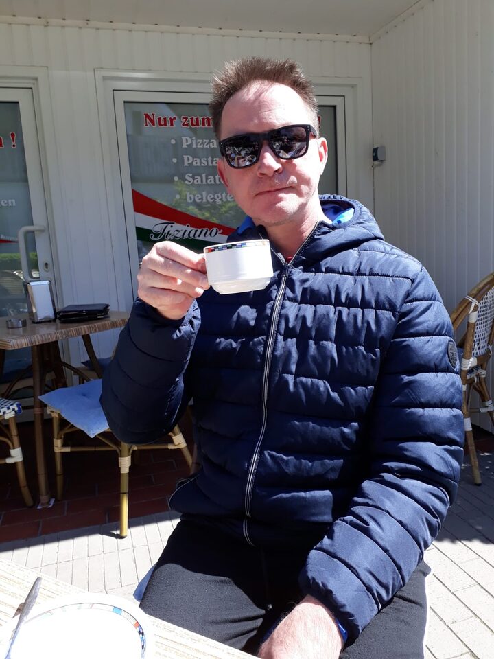 Zwiebel 007 mit Sonnenbrille und Kaffee
