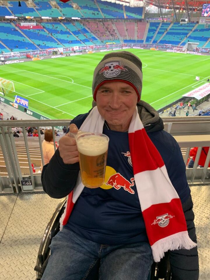 Zwiebel 007 hebt im Stadion ein Bier