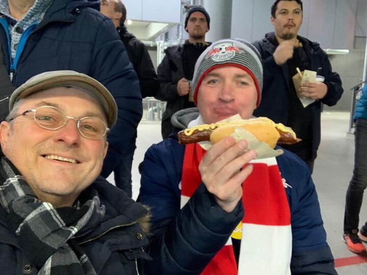 Zwiebel 007 mit Wurst im Brötchen