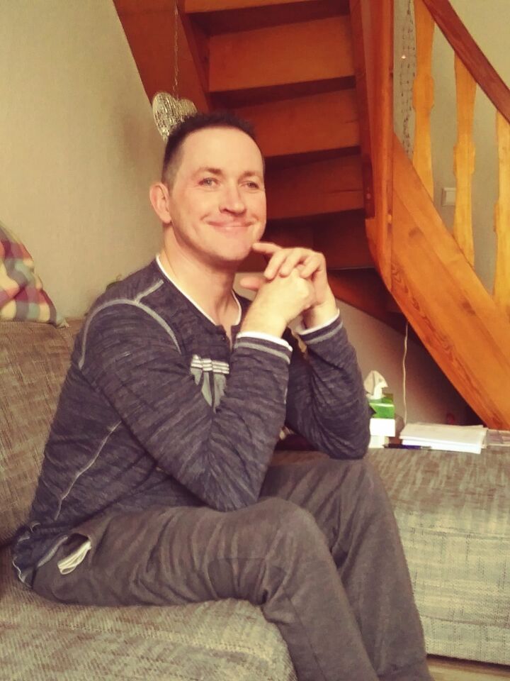 Zwiebel 007 in Agentenpose auf dem Sofa